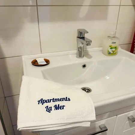 La 1 Apartment *