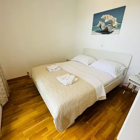La 1 Apartment *