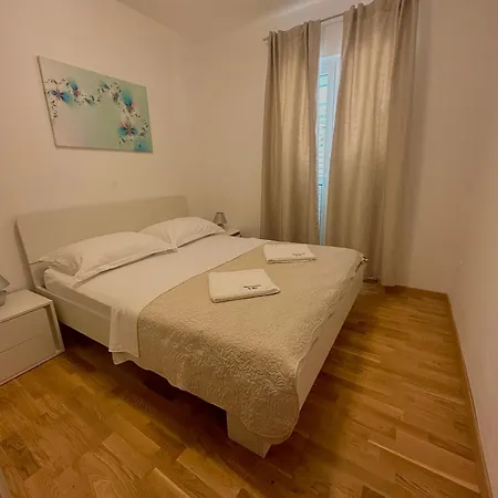 La 1 Apartment
