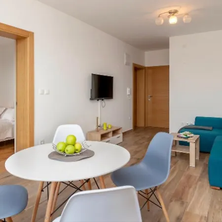 La 1 Apartment *