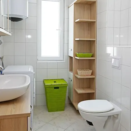 La 1 Apartment