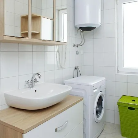La 1 Apartment