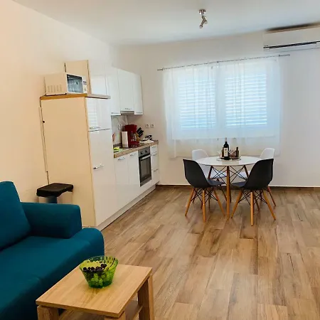 La 1 Apartment *